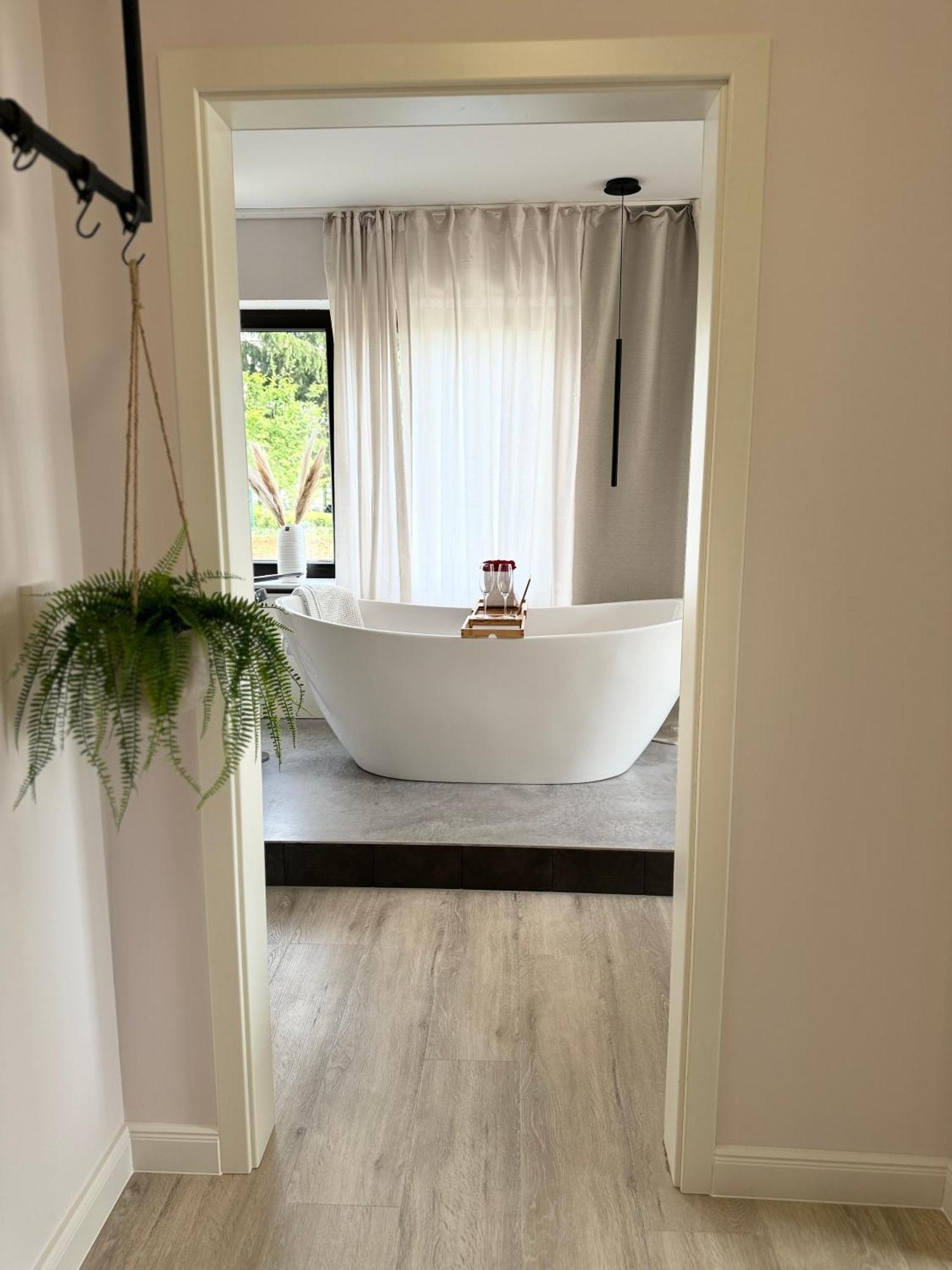 Leonardo Wuerzburg I Freistehende Badwanne Apartment ภายนอก รูปภาพ