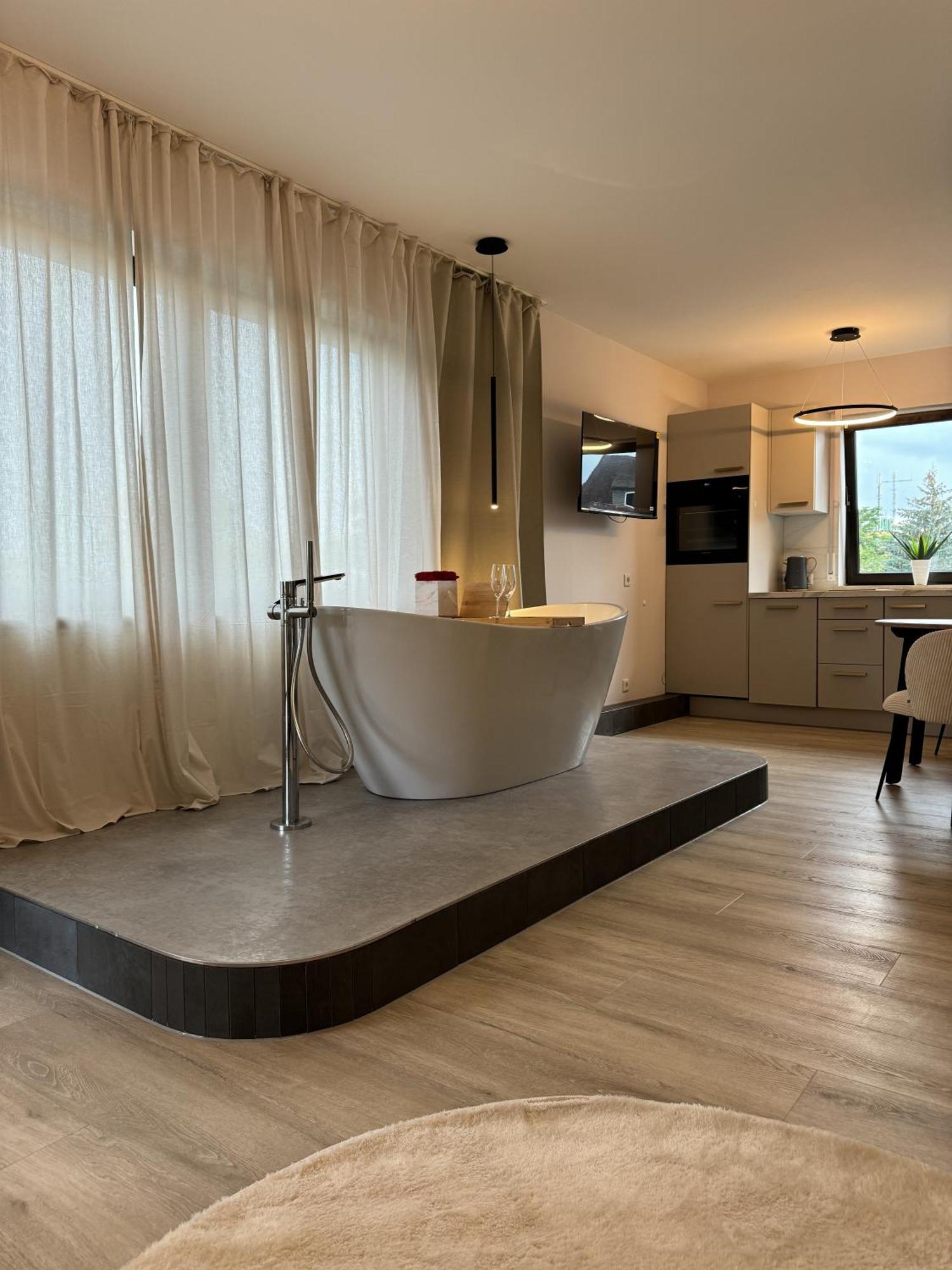 Leonardo Wuerzburg I Freistehende Badwanne Apartment ภายนอก รูปภาพ